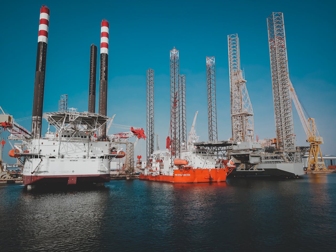 creative-03 High angle view of offshore oil platforms in Ras Laffan, Qatar under clear blue sky.